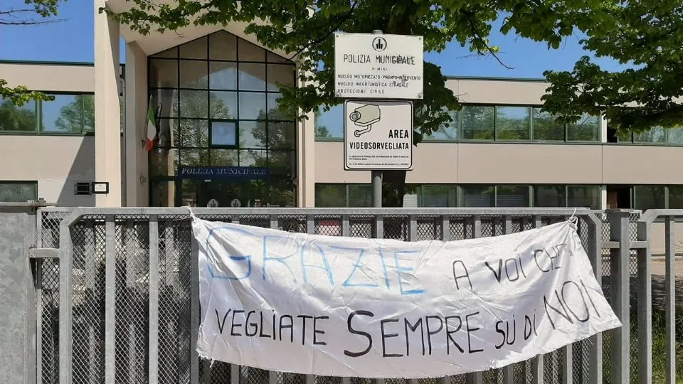 lo striscione al cancello della municipale
