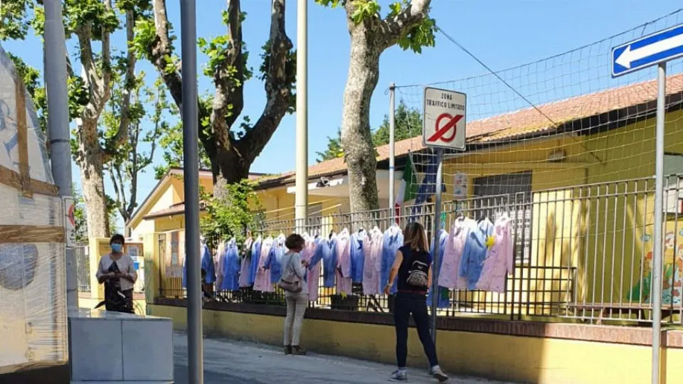 i grembiuli autografati e appesi per salutare la quinta
