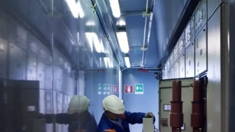ARCHIVIO FOTOGRAFICO INTERNAZIONALE ENEL
ENEL INTERNATIONAL PHOTOGRAPHIC ARCHIVE
Latina (Italia), marzo 2007:
Un tecnico nella Cabina Primaria di distribuzione San Michele