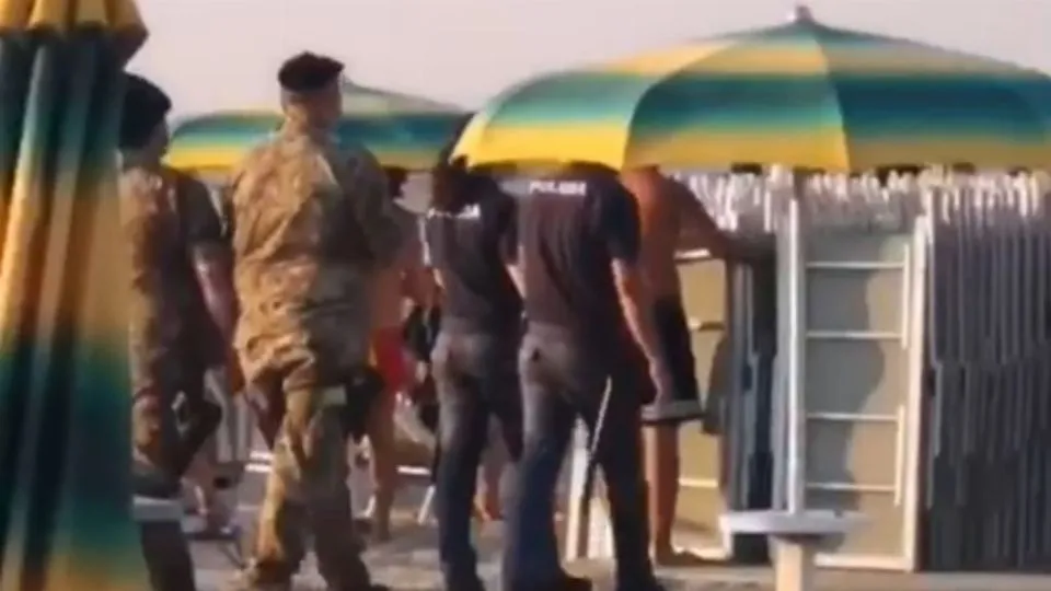 l’arrivo della polizia e dei militari in spiaggia