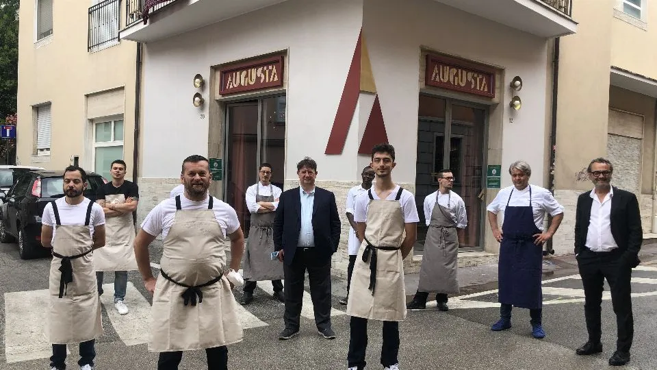 I fratelli Raschi, lo chef Bissaro e lo staff di Augusta