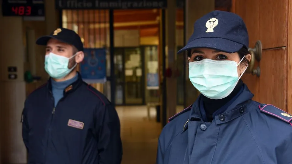 Due poliziotti in servizio con mascherine @Adriapress