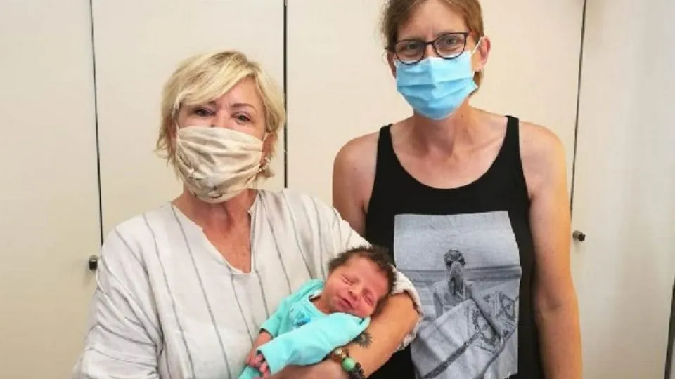 l’assessore col bimbo in braccio e la madre