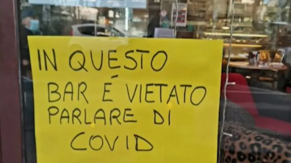 il cartello all’ingresso del bar