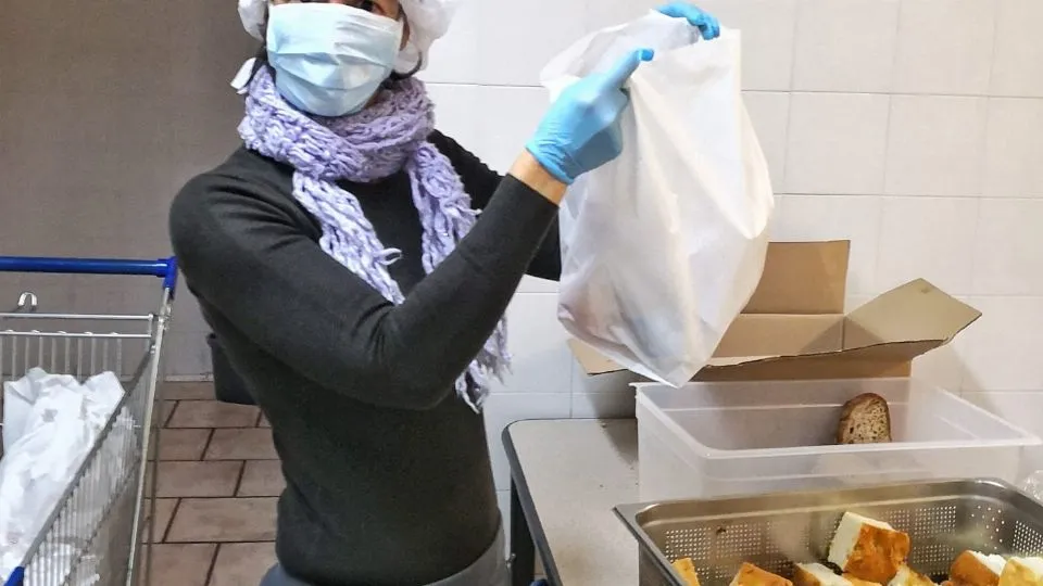 Alessandra durante il suo servizio in Caritas