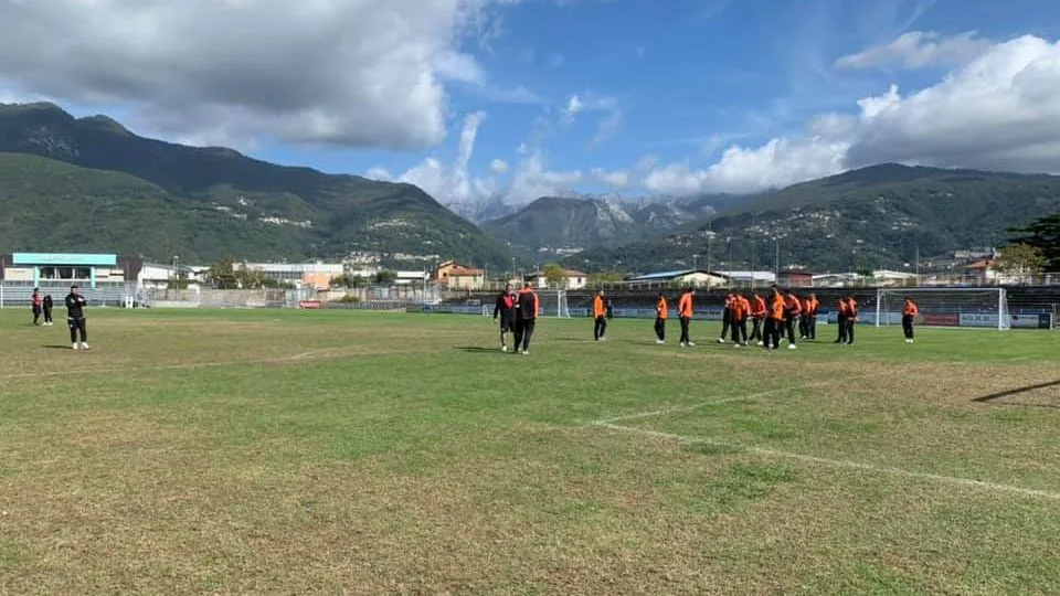 I giocatori saggiano il campo (Foto Rimini FC)
