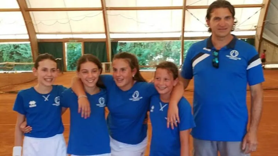 Le Under 12 del Tennis Viserba con il capitano Luca Di Marco