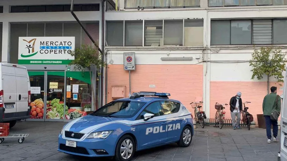 una Volante della polizia al Mercato Coperto
