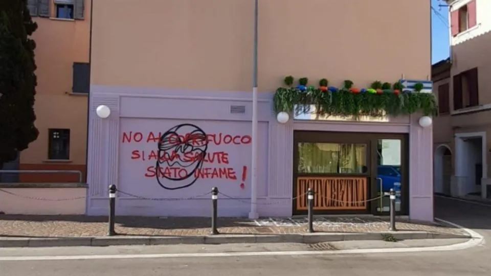 Uno dei muri imbrattati ieri sera
