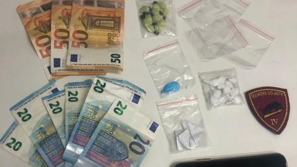 la droga e i soldi sequestrati
