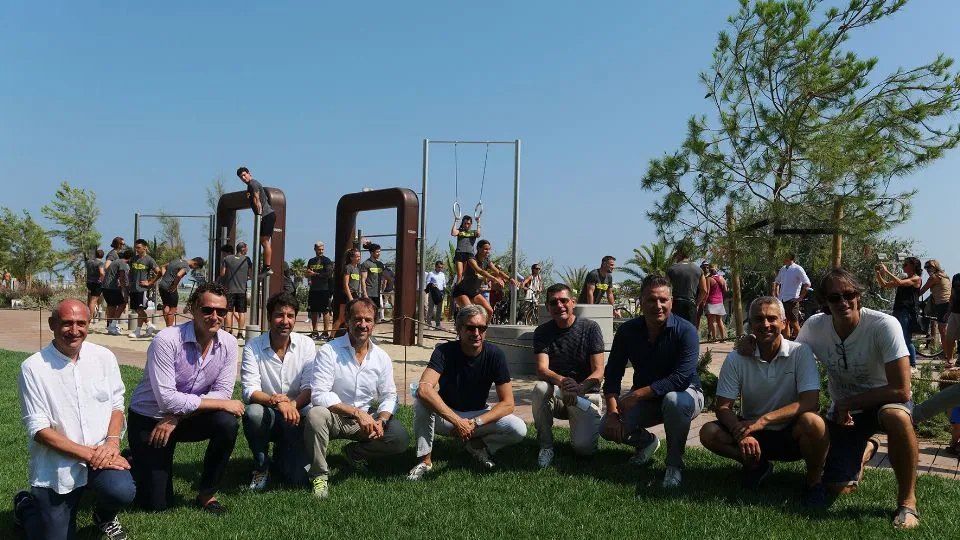 foto di gruppo all’inaugurazione della palestra all’aria aperta