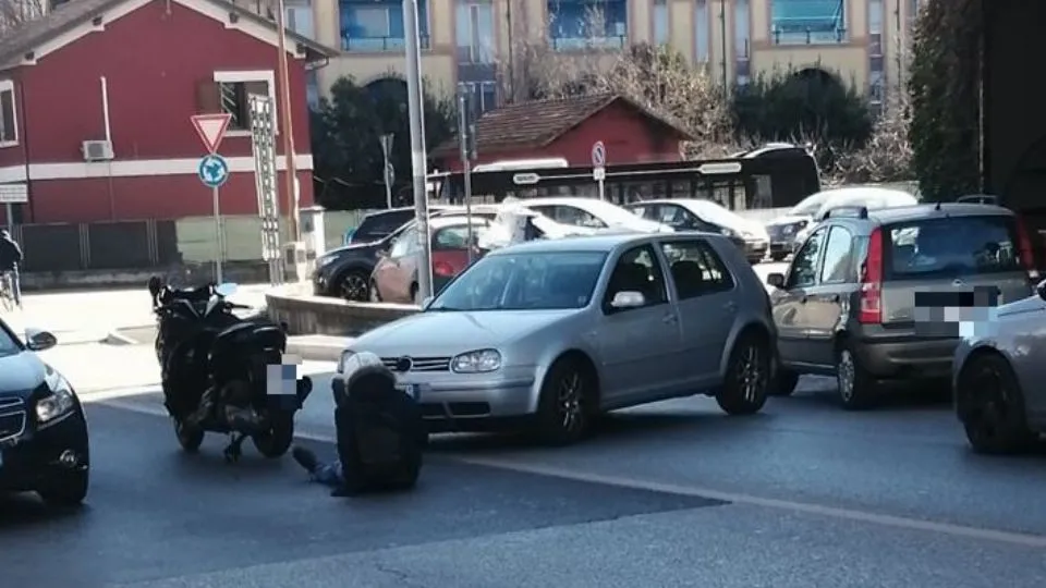 Lo scooterista ferito sull’asfalto @foto di un lettore (Dritan Tano)