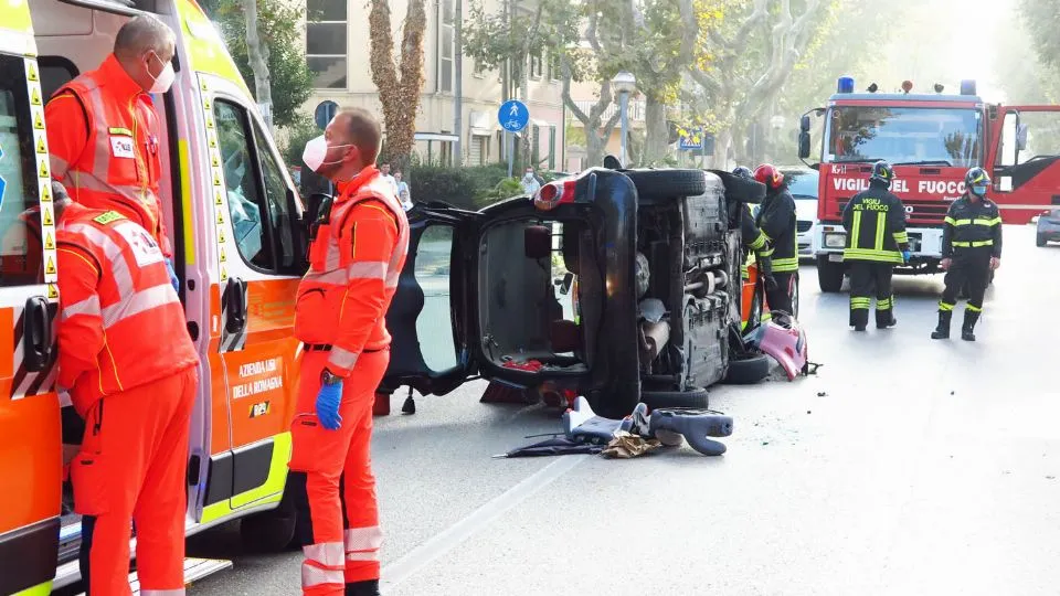 l’auto ribaltata in via Tripoli @foto Migliorini
