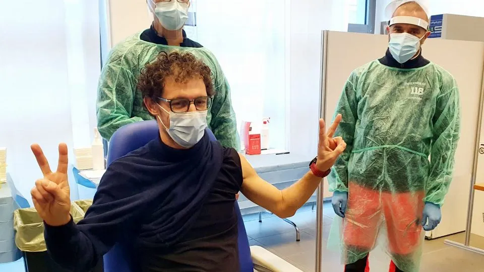 il dottor Carlo Biagetti, primo vaccinato (foto Migliorini) 
