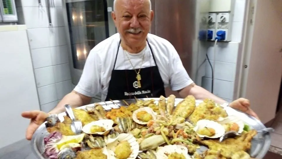 Cesare Emendatori nel suo locale a San Clemente
