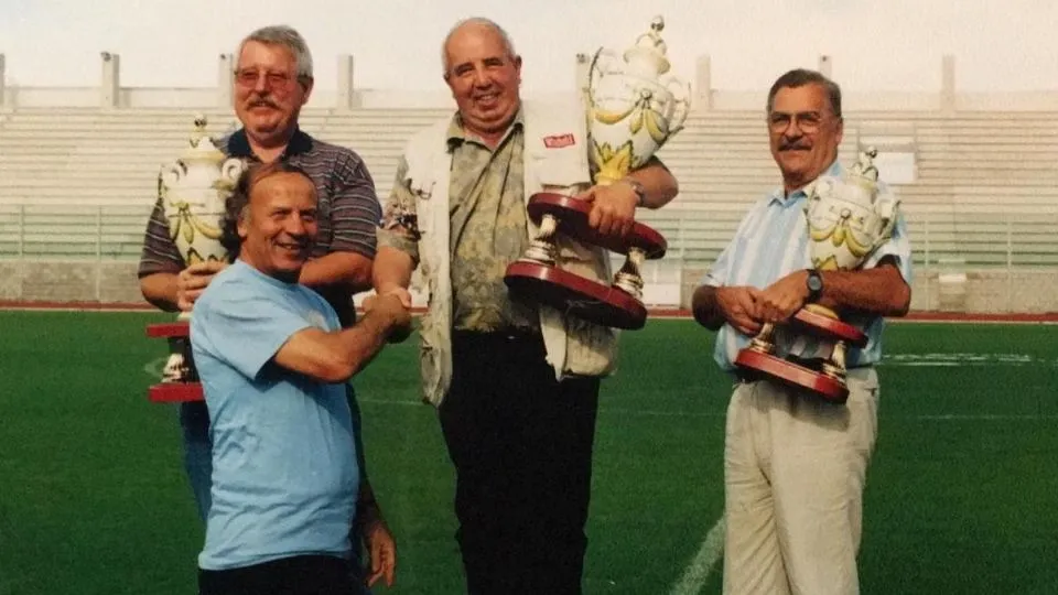 Terenzi, allora Presidente della FAS, premia i vincitori del 35° Raid Aeromodellistico Internazionale 2001