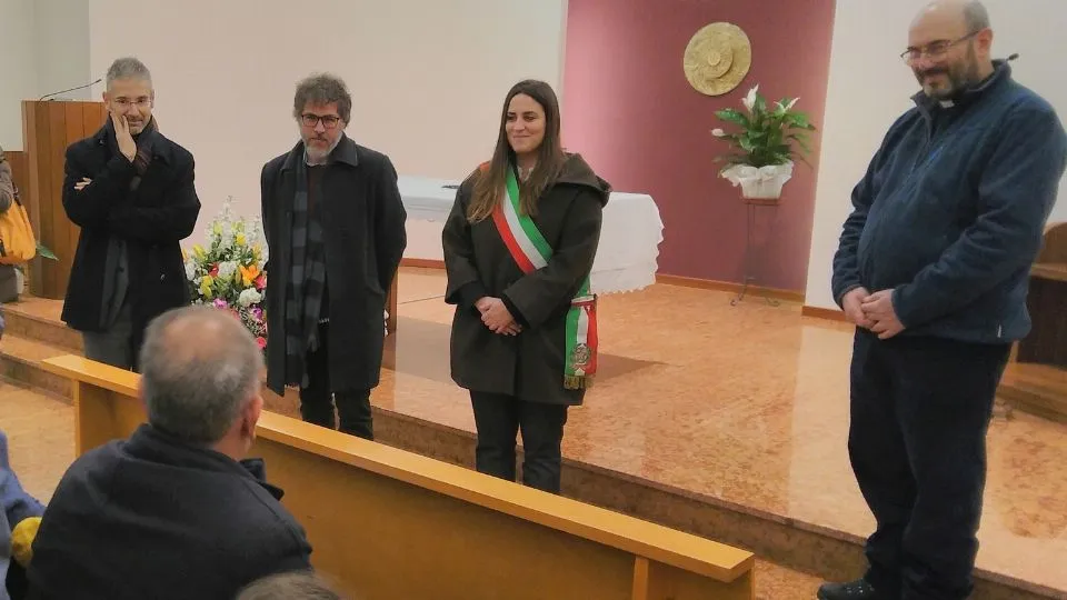 Alice Parma e Don Andrea nel giorno dell’arrivo dei profughi siriani nel 2018