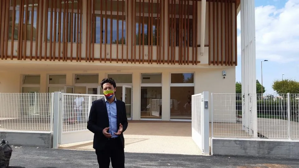 L’assessore Mattia Morolli davanti alla nuova scuola Montessori
