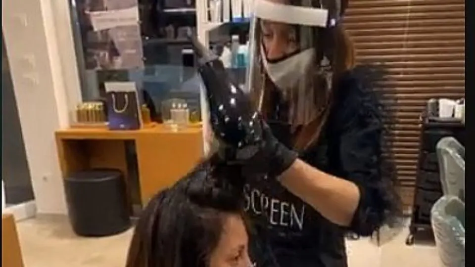 Eveline al lavoro durante la piega di mezzanotte