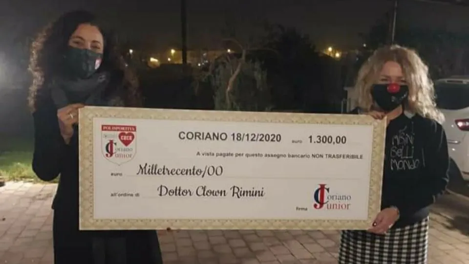La consegna della somma raccolta
