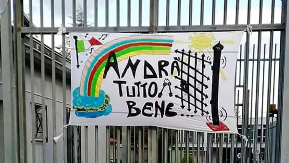 Lo striscione appeso alla cancellata dei Casetti