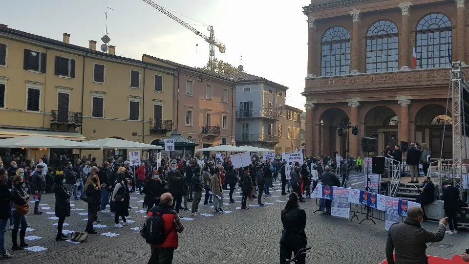 la protesta in piazza Cavour
