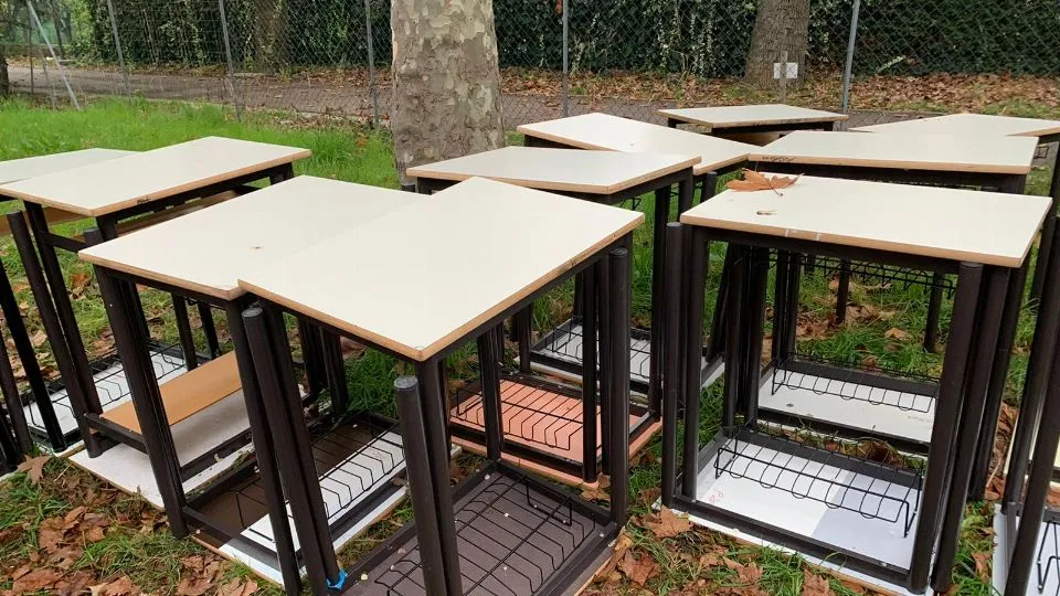 banchi accatastati nel cortile dell’istituto Fellini di Riccione