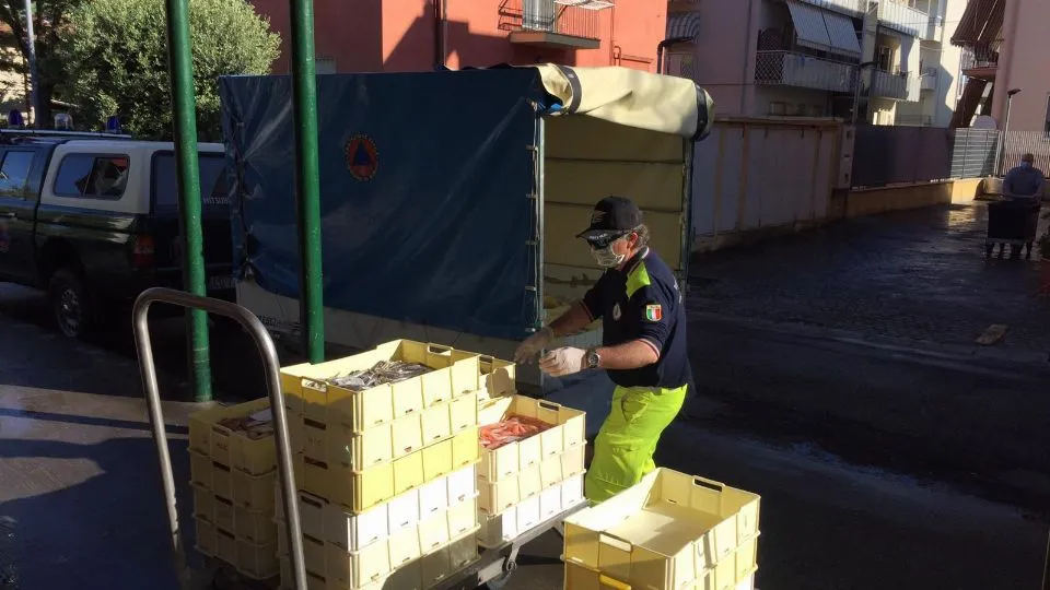 la consegna delle cozze alla protezione civile