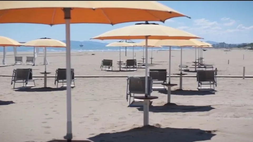 ombrelloni distanziati e sicurezza sulla spiaggia
