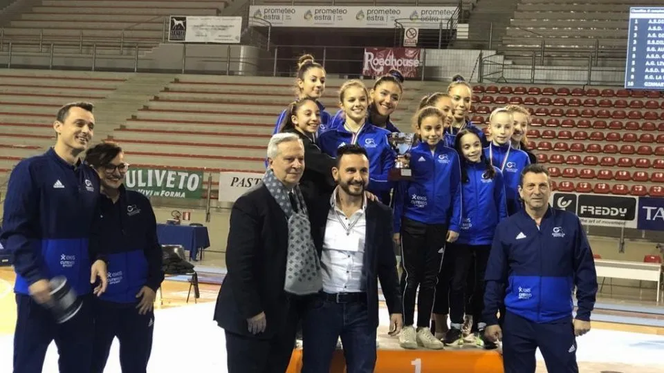Atlete e allenatori riccionesi, insieme a Francesco Poesio e a Rosario Pitton