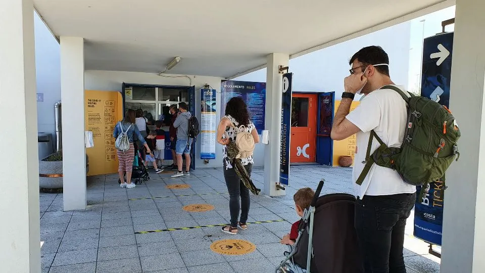 Tutti in fila, ma distanziati