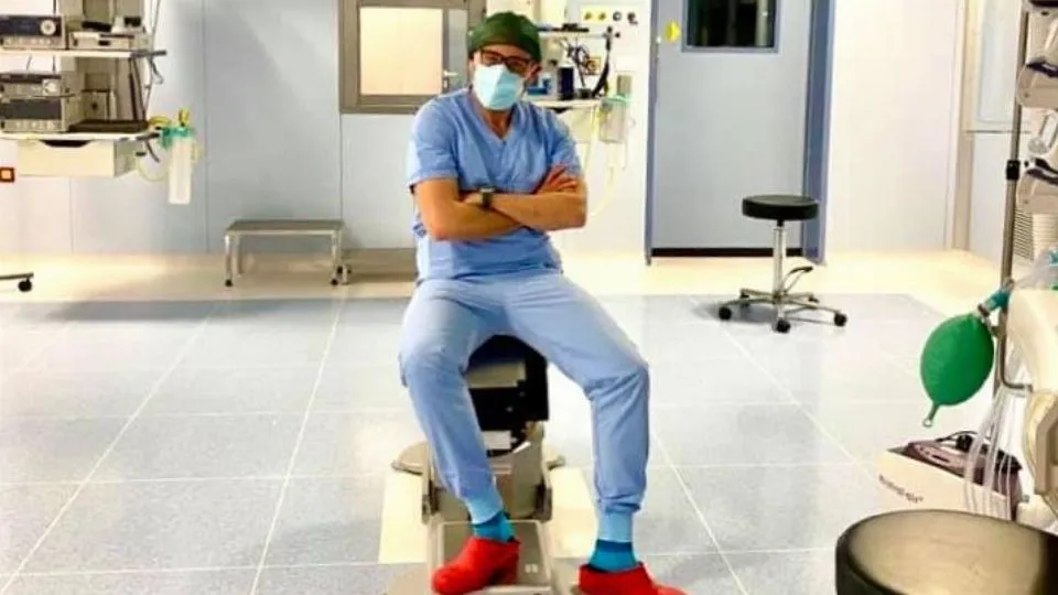 Matteo Ridolfi in una sala operatoria che era stata trasformata in rianimazione