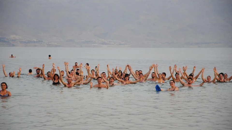 Bagno nel Mar Morto nel pomeriggio del primo dell’anno