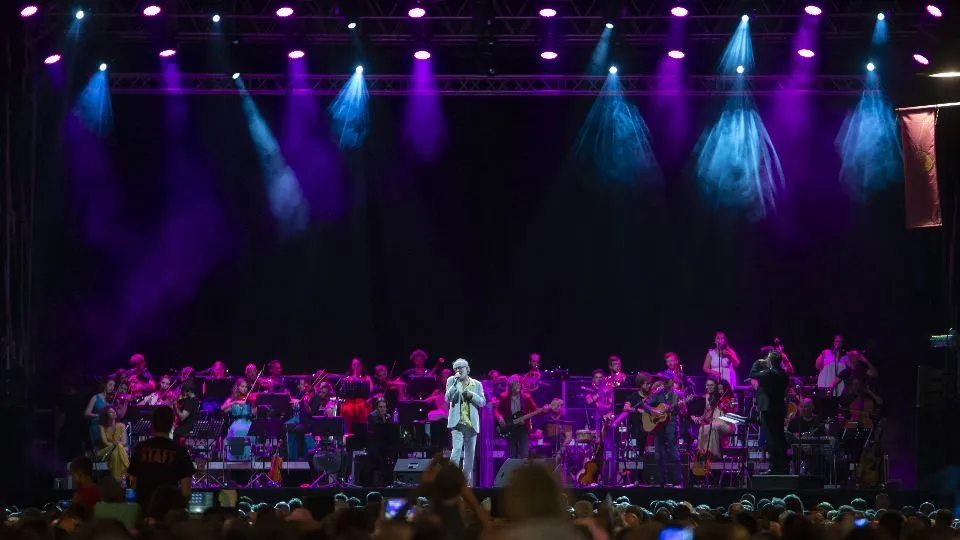 Francesco De Gregori e il pubblico di Rimini nella Notte Rosa 2019