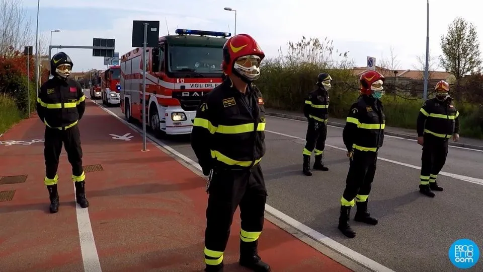 L’omaggio dei Vigili del Fuoco al personale degli ospedali
