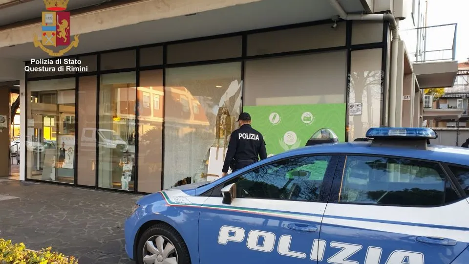 La vetrata in frantumi della farmacia di via Coletti
