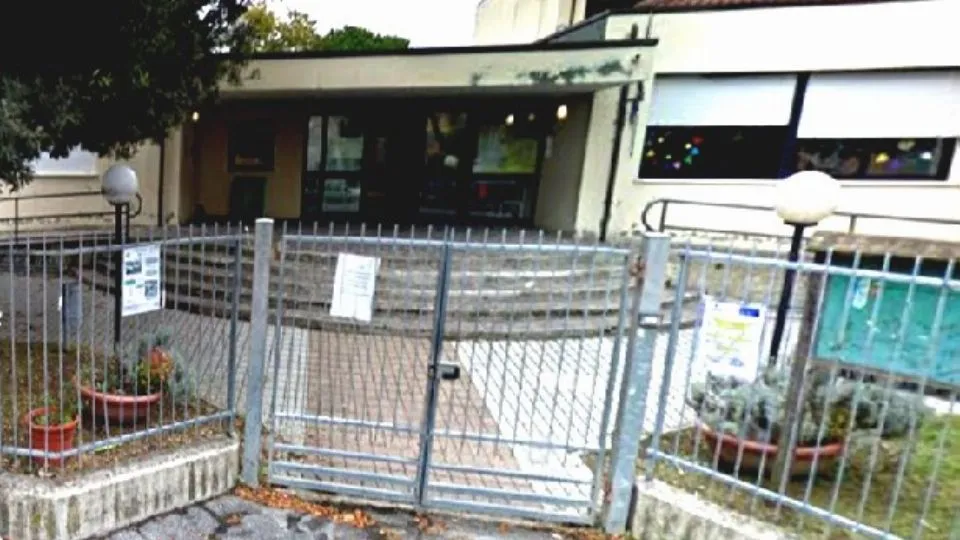l’ingresso della scuola
