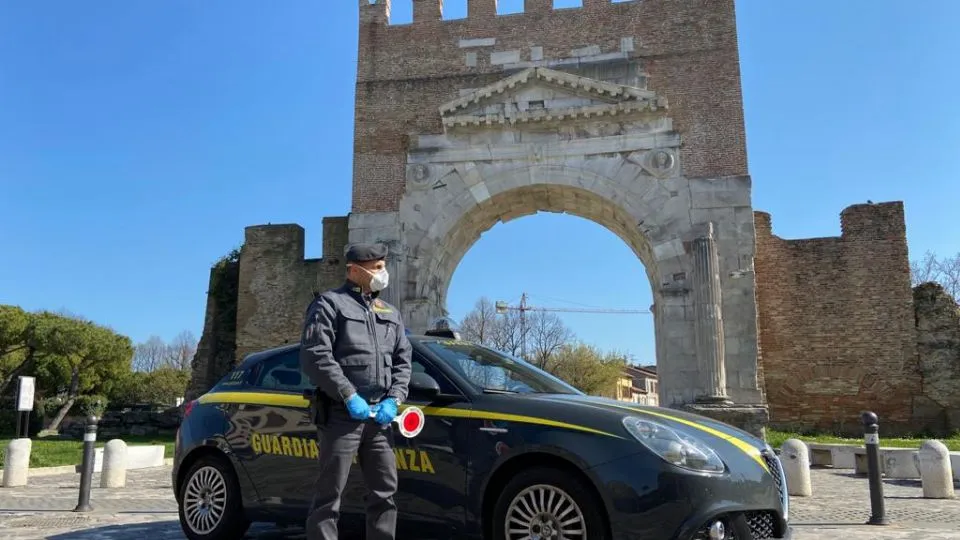 una pattuglia delle fiamme gialle davanti all’Arco d’Augusto