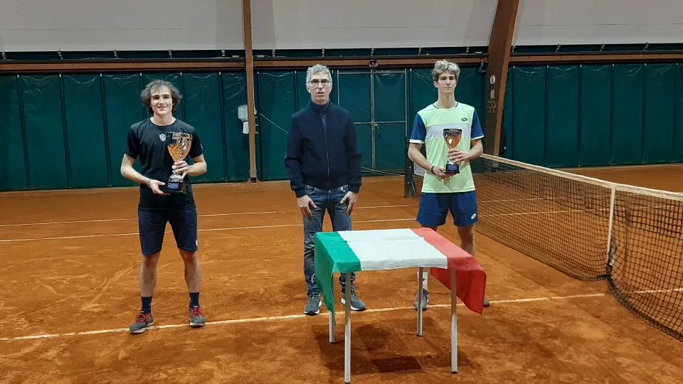La premiazione dei finalisti: Mattia Bellucci, il presidente Moreno Pecci e Michele Vianello