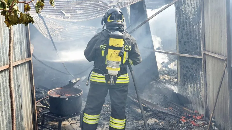 Un vigile del fuoco all’interno del capanno distrutto @Migliorini