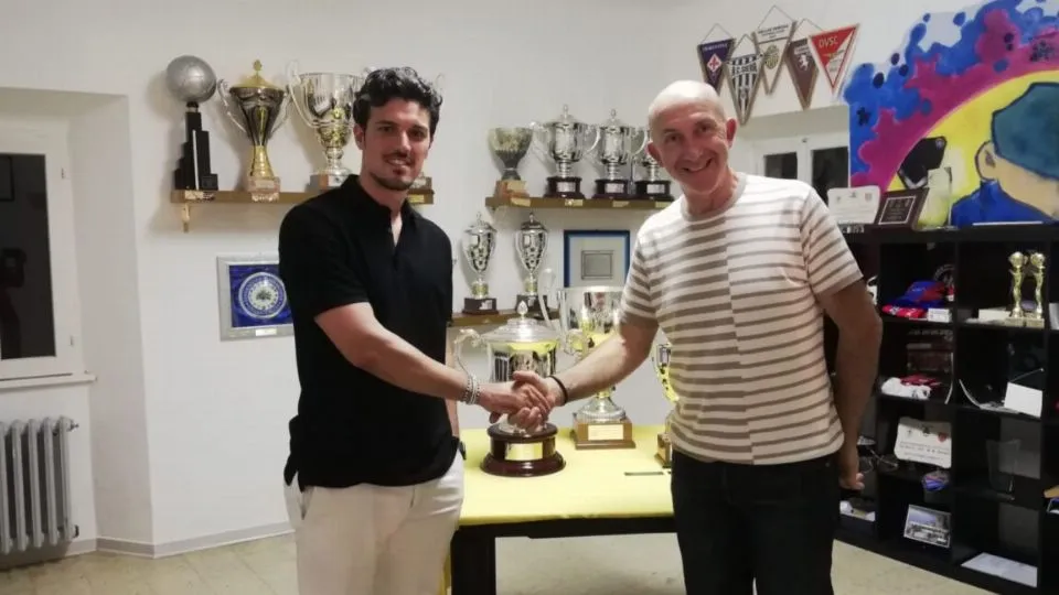 La stretta di mano tra Michele Pieri ed il presidente Roberto Bollini
