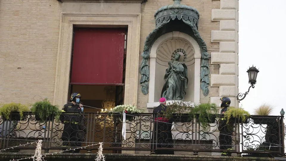la statua posta sulla facciata del comune