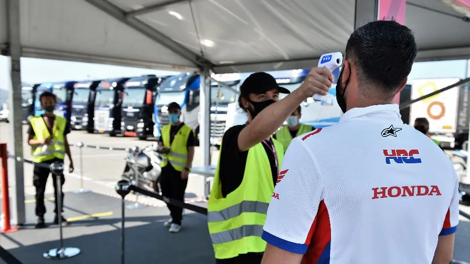 misurazione della febbre all’ingresso del circuito
