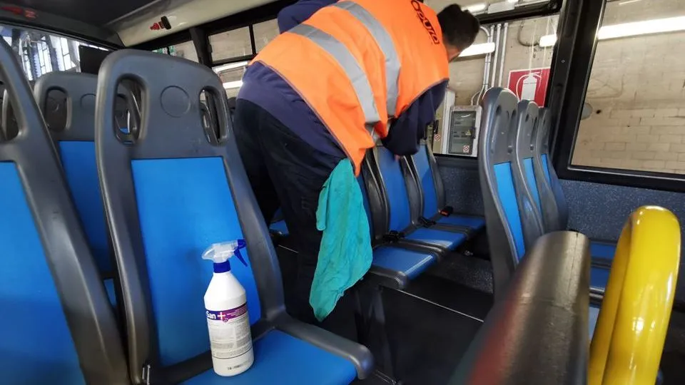 Le pulizie all’interno dei bus
