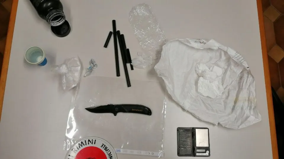 droga, coltello e altro materiale sequestrato
