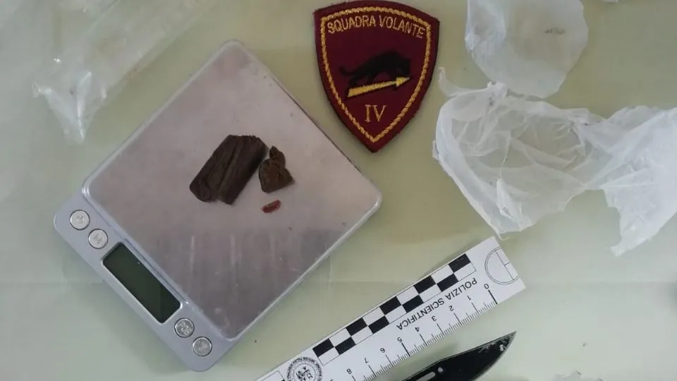 la droga e il coltello sequestrati
