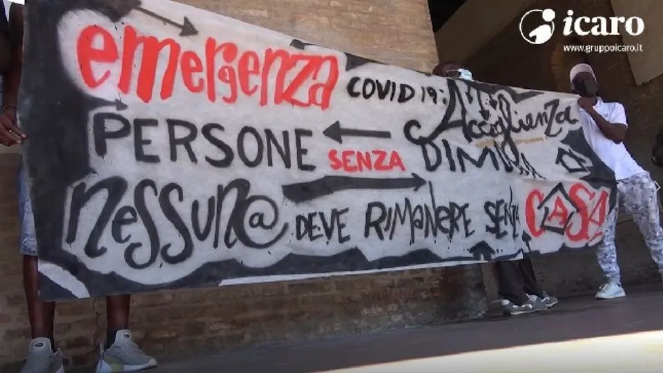 lo striscione in piazza
