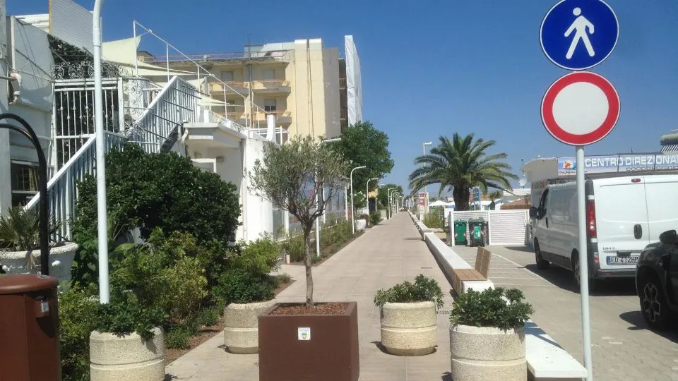 le fioriere poste all’ingresso della passeggiata
