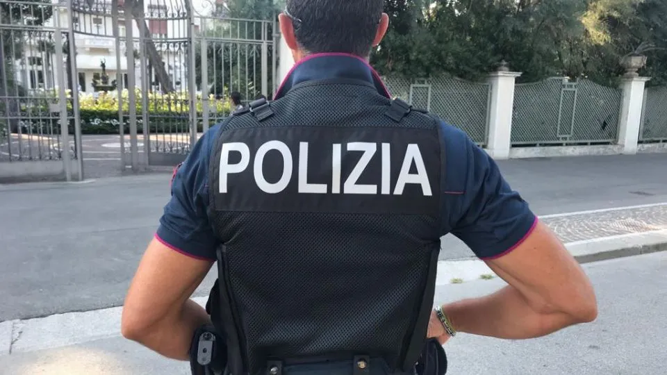 un agente di polizia
