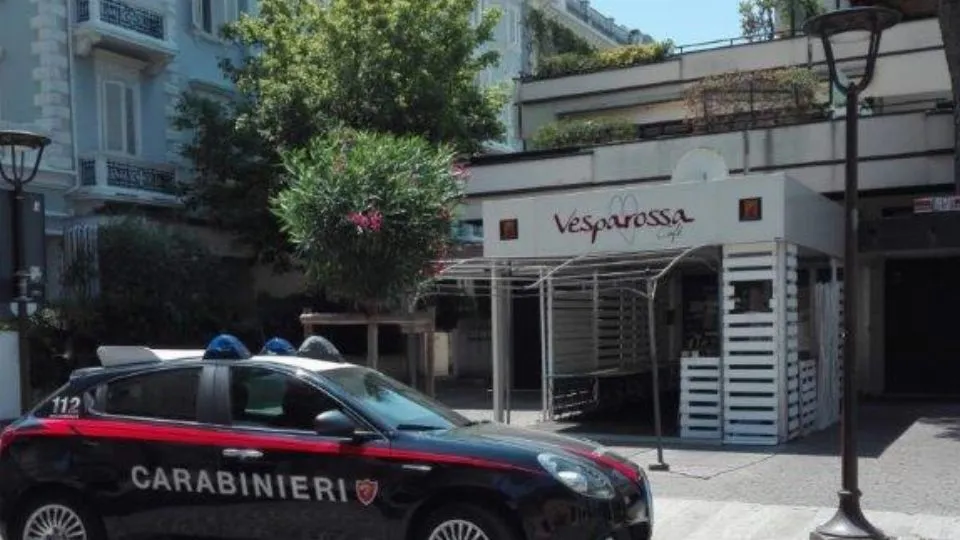 l’auto dei carabinieri davanti al locale multato